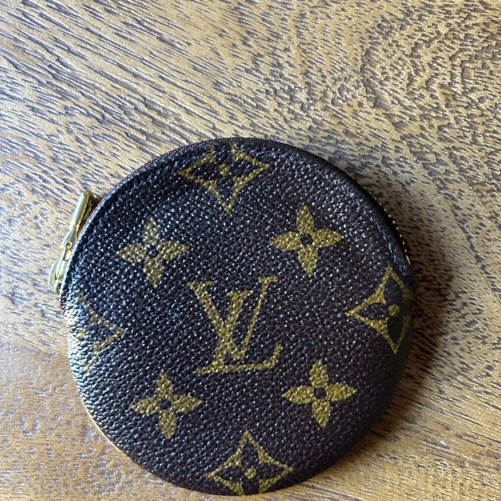 Authentic Louis Vuitton Round Coin Purse - Picture 3 of 9